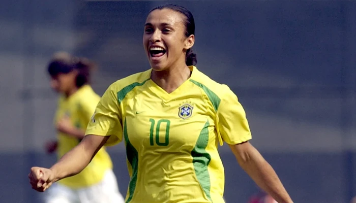 Marta Vieira da Silva usando uma camisa da seleção brasileira