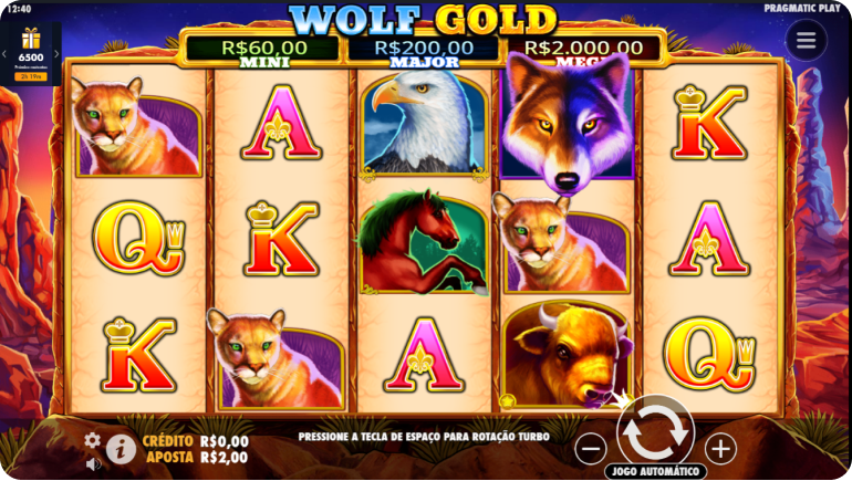 A imagem mostra o jogo Wolf Gold, slot disponível na Betano que tem como tema os símbolos da tradição indígena americana.